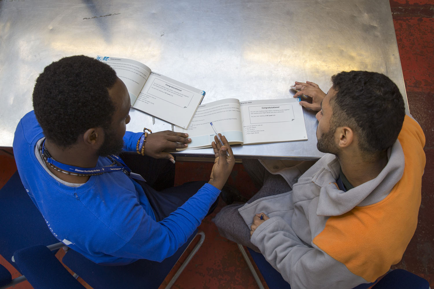 Shannon Trust mentor reading with fellow prisoner