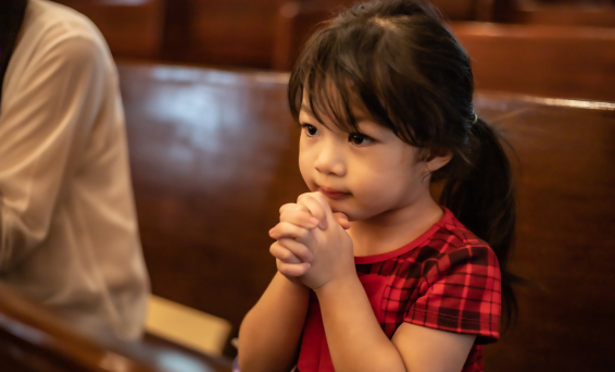 Under 5s intergenerational toddler praying landscape