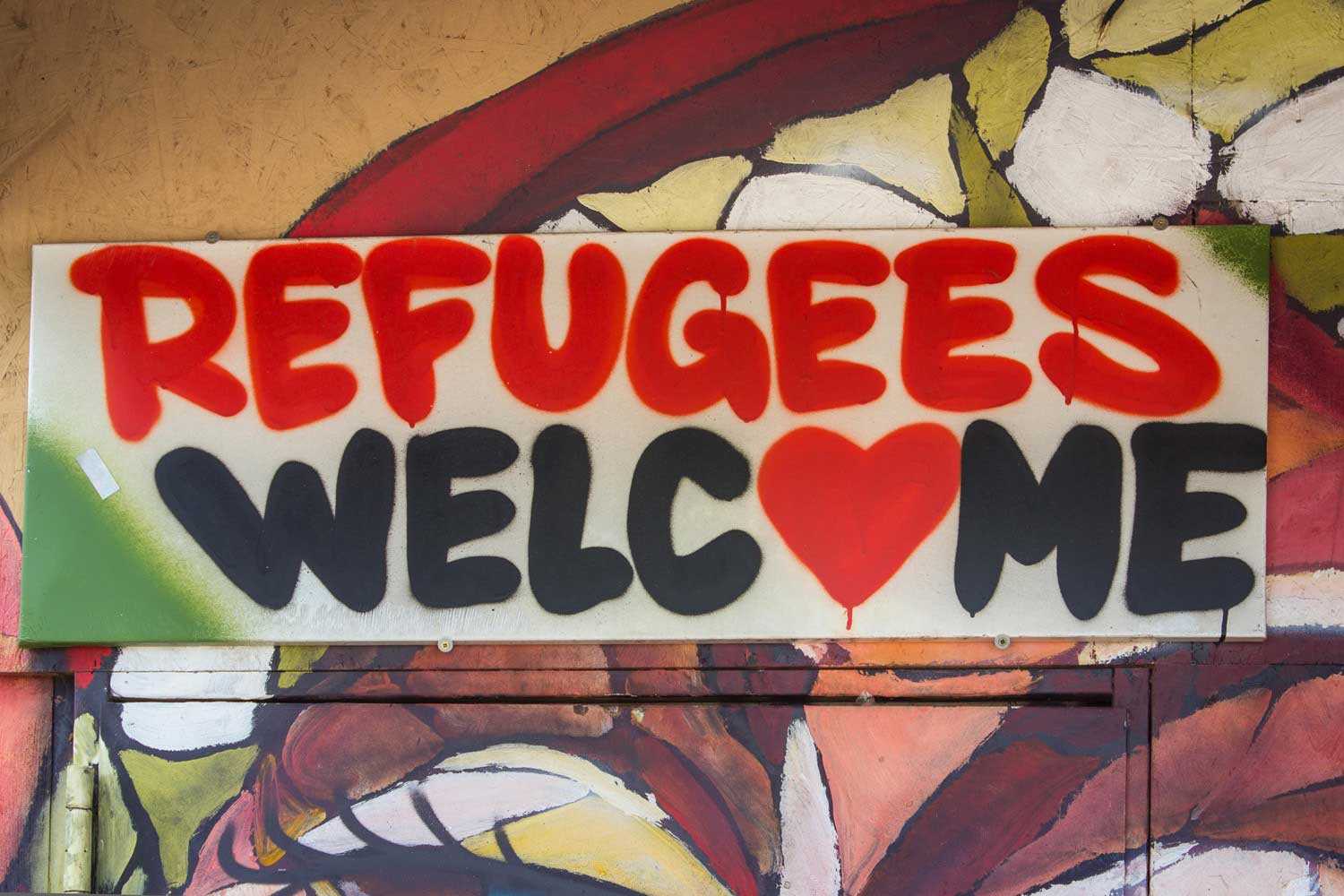 Refugees welcome sign 1500px