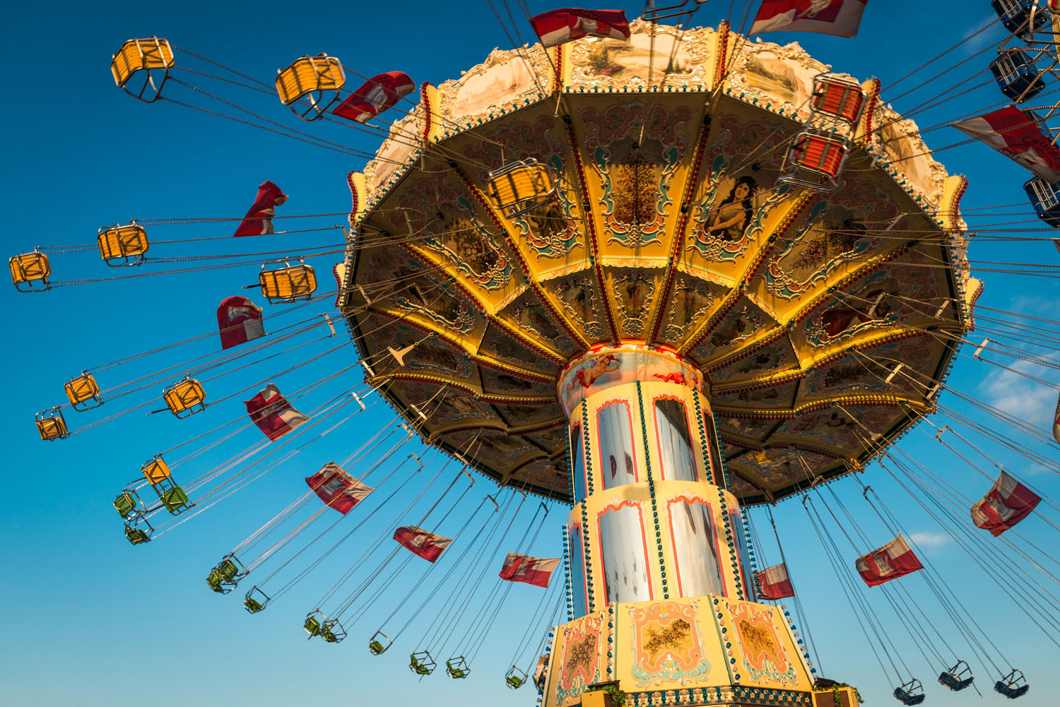 Swing carousel
